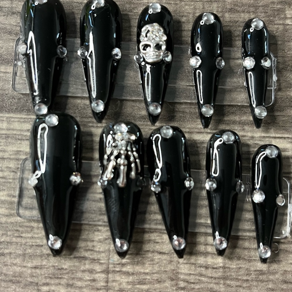 Skull press on nails